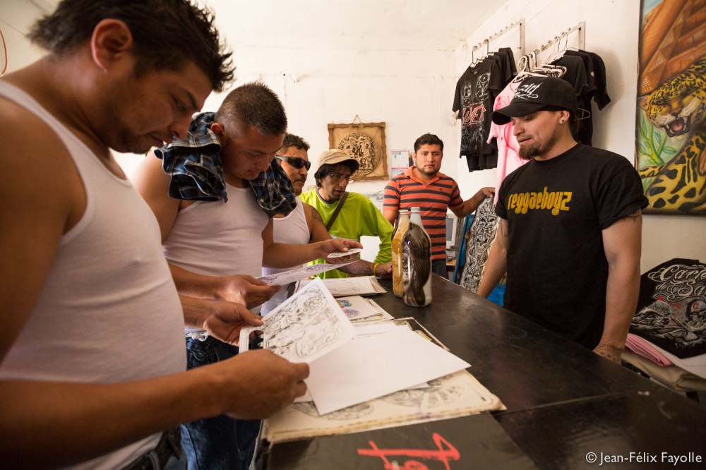 Au salon de tatouage et d'aérographie